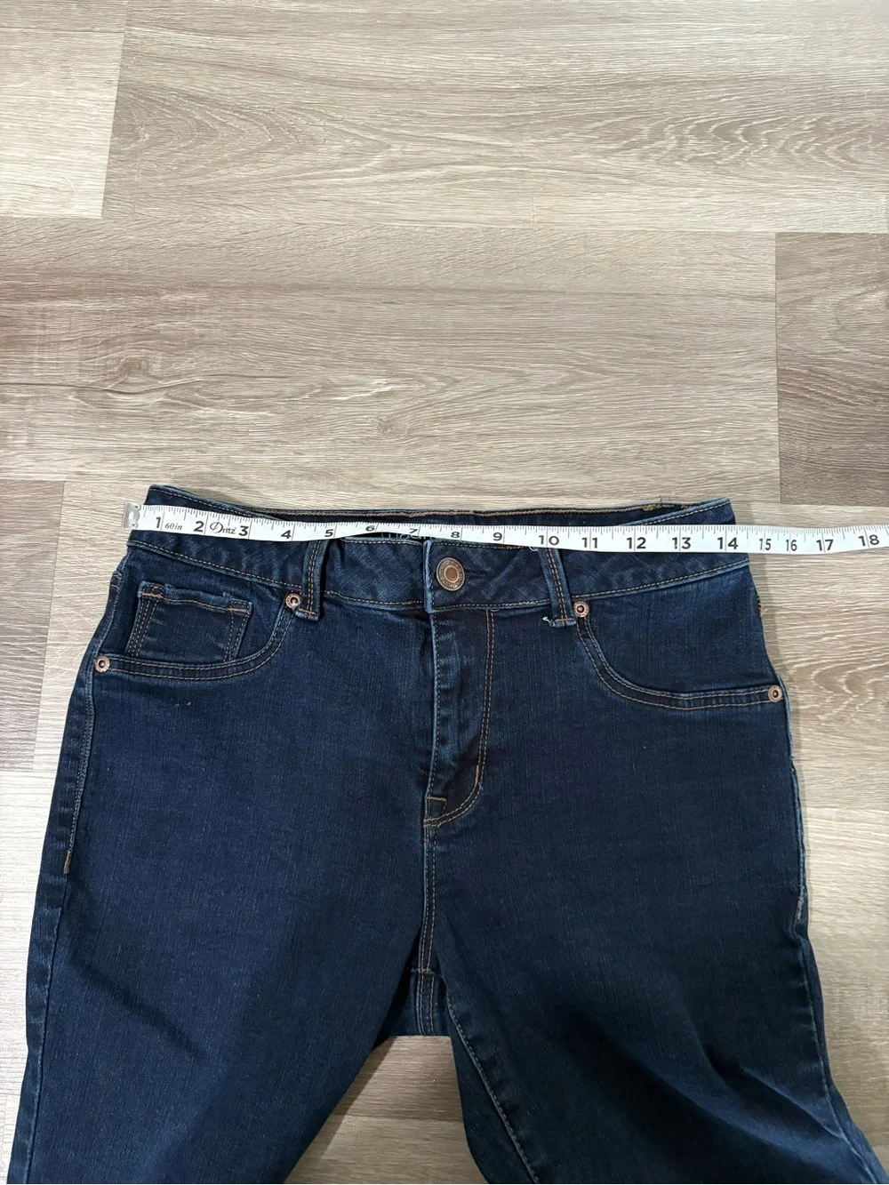 Maurice’s Women’s medium short high rise skinny jeans.